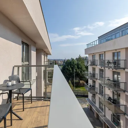 Jasny Sun Seasons 24 Z Umeblowanym Balkonem I Parkingiem By Renters Apartment